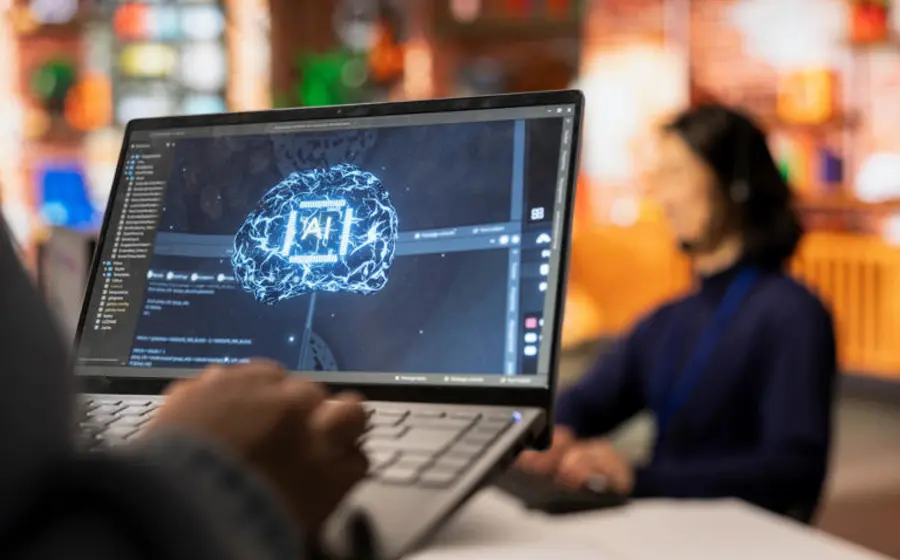 Un joven estudiante en México utiliza una aplicación con inteligencia artificial en su laptop para practicar y aprender el idioma inglés de manera interactiva.
