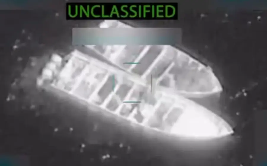 Imagen del bombardeo a una lancha en el Océano Pacífico por parte de Estados Unidos, un operativo del Pentágono que resultó en tres muertos.