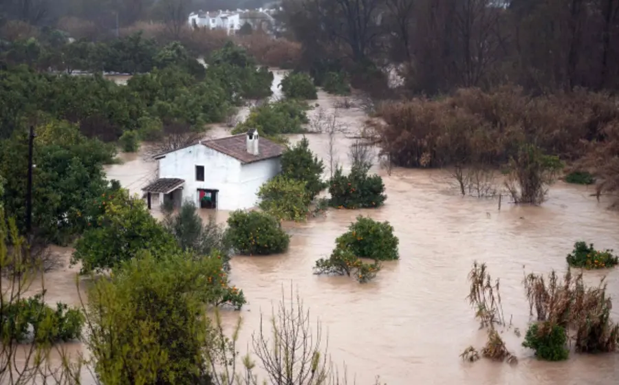 Más de 3,500 personas son evacuadas en Málaga y Cádiz debido al caos y las inundaciones causadas por el temporal Leonardo en el sur de España.