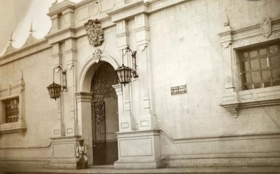 Fachada principal del Exconvento de San Francisco en Oaxaca, un inmueble histórico que actualmente es objeto de una controversia sobre su propiedad.