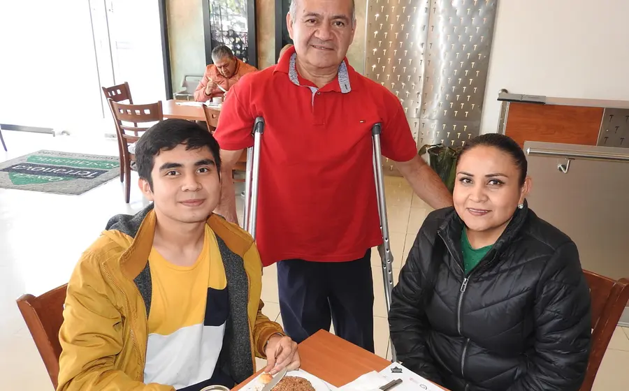La familia Mondragón Silva posa para una fotografía durante su visita a los principales atractivos turísticos de la ciudad de Oaxaca.