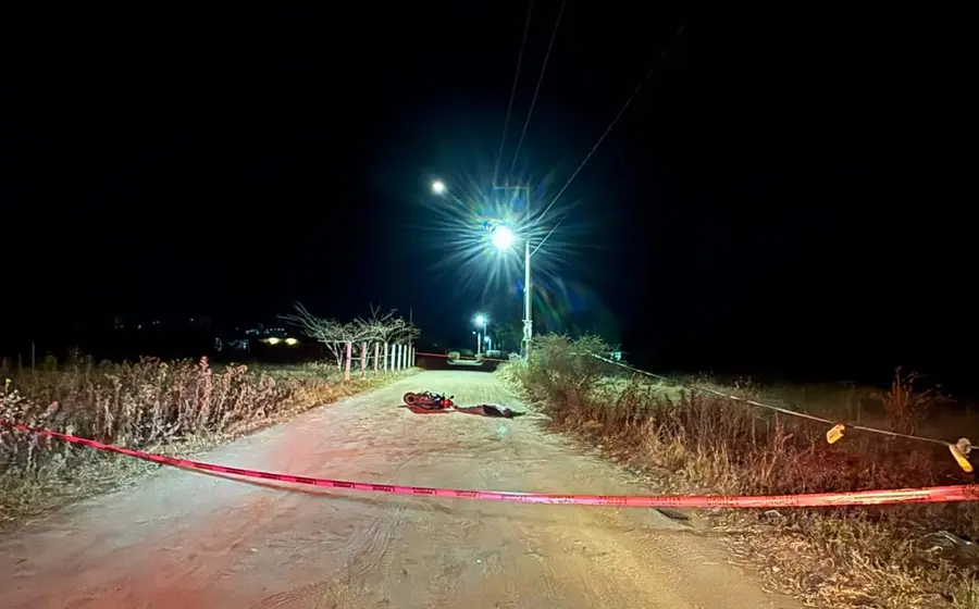 Escena del fatal accidente donde el motociclista Joel falleció al derrapar en la carretera que conecta Zaachila con Zimatlán de Álvarez.