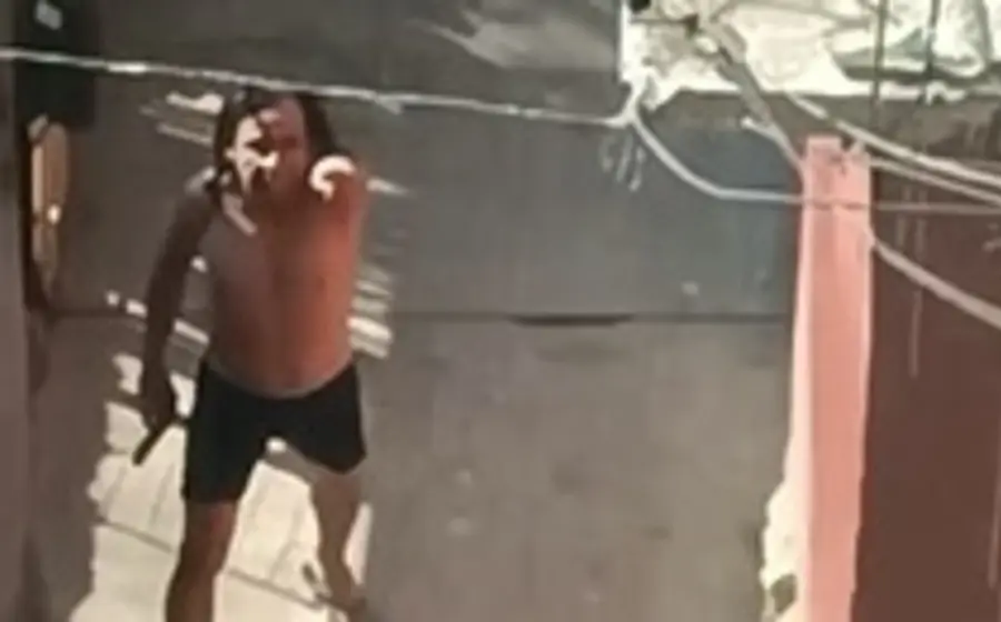 Felipe Rodrigo, con una pistola en la mano, reta a elementos de la policía en el patio de su vivienda en la colonia Adolfo López Mateos.