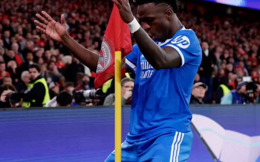 El futbolista Vinícius Júnior en el campo, cuyo caso de racismo motivó a la FIFA a anunciar nuevas y estrictas reglas para combatir la discriminación.