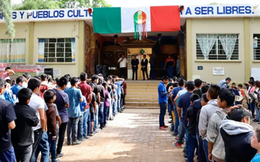 Una fila de jóvenes estudiantes de un internado, formados como parte de su rutina matutina, reflejando el despertar como un acto de voluntad.