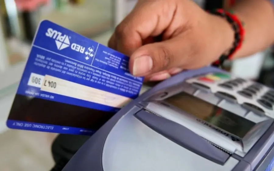Un micronegocio utiliza la banca digital de Finabien para aceptar un pago electrónico sin necesidad de una terminal costosa, impulsando la inclusión financiera.
