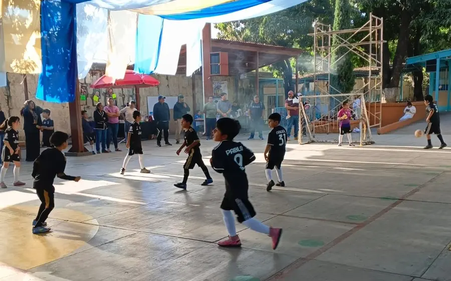 Estudiantes participan en los encuentros finales del torneo intramuros celebrado en la centenaria Primaria Benito Juárez como parte de sus festejos.