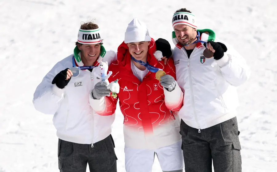 El atleta Franjo von Allmen celebra su victoria al ganar la primera medalla de oro en la competencia de Milano Cortina 2026.