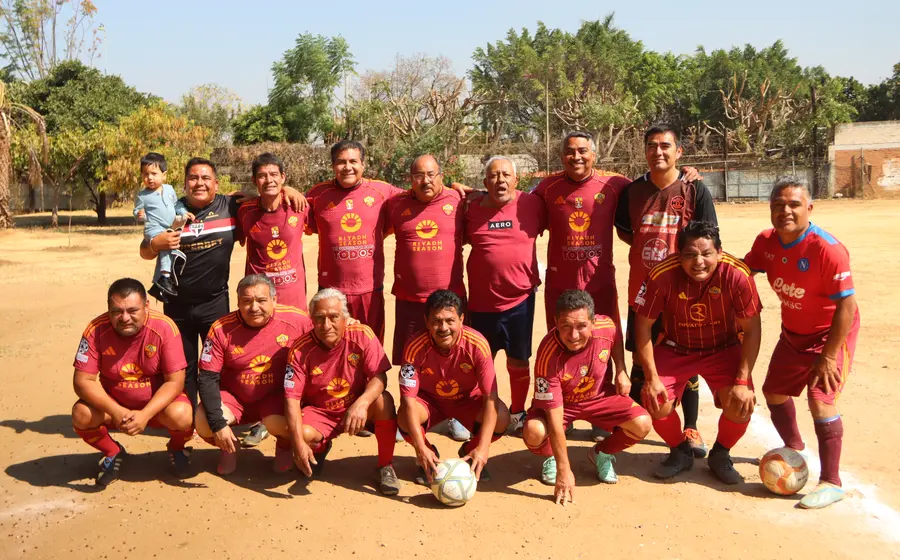 Jugadores del equipo de fútbol Sección 35 compiten en el campo durante el partido donde se llevaron la victoria con un punto extra.