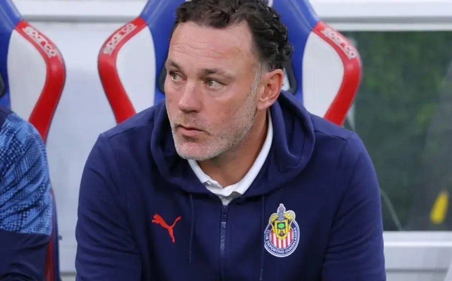 El director técnico Gabriel Milito, quien actualmente dirige a Chivas, en medio de rumores sobre su posible salida para volver a Argentina.