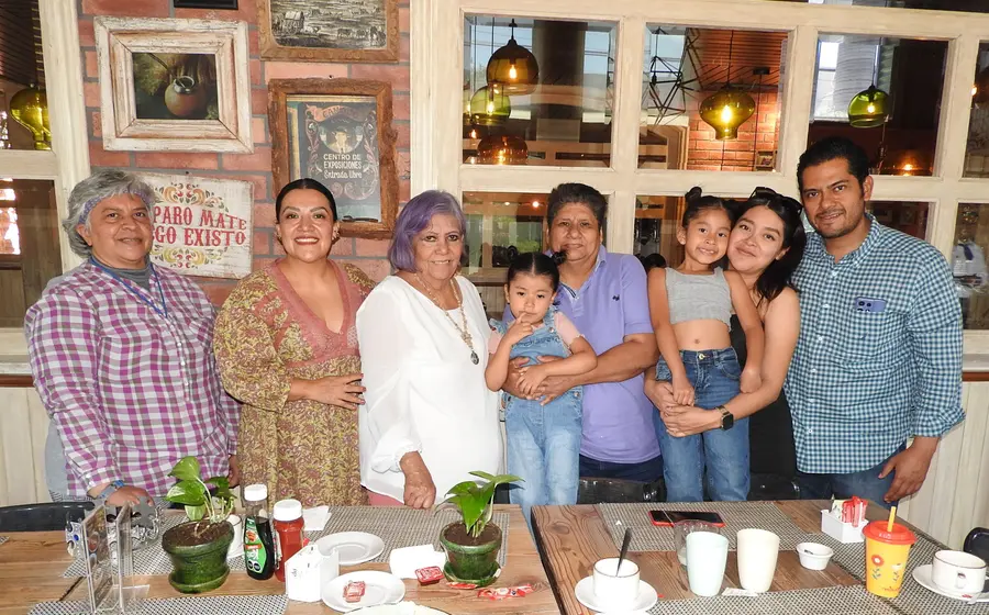 Gaby Carrasco Labastida celebra un año más de vida sonriendo, rodeada por el amor y la compañía de su hermosa familia durante el festejo.