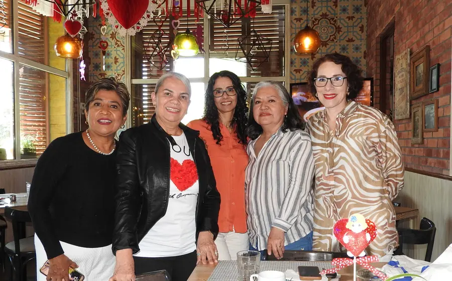 Loyda Zavaleta, Alejandra Carballido, Jeanette Solís, Rosalba Romero y Carmen Espinosa posan juntas en una foto, celebrando su amistad en un momento especial.