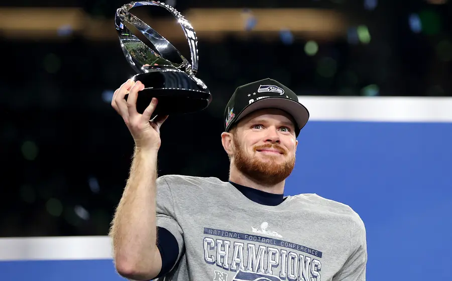 Los Halcones Marinos celebran su victoria en el Super Bowl, sosteniendo con orgullo el trofeo Vince Lombardi después de su anhelada revancha.