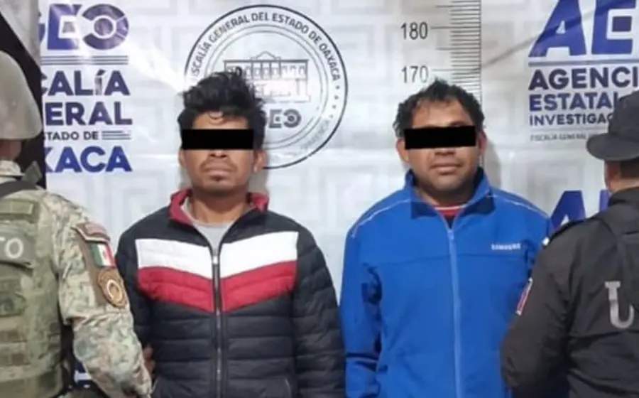 Dos hermanos originarios de San Pablo Huitzo, Etla, son fotografiados durante su audiencia de vinculación a proceso por tentativa de homicidio.