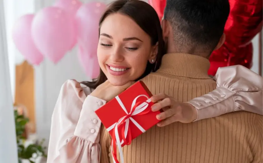 Una imagen conceptual que representa el conflicto interno de un hombre, explorando temas como el amor, la cobardía y el engaño en las relaciones.