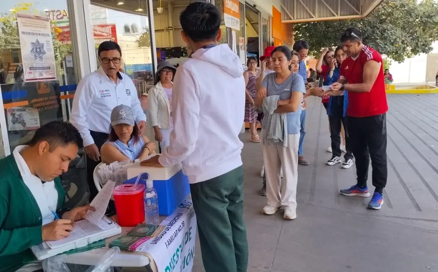 Personal del IMSS participa en la jornada de vacunación, la cual amplió su cobertura a hospitales y unidades médicas rurales.