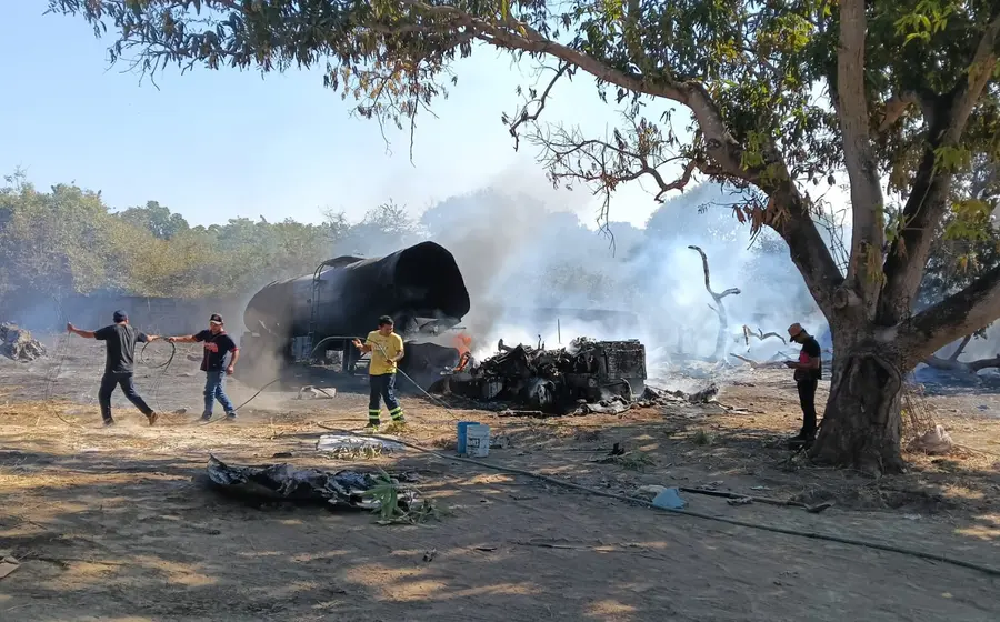 Una pipa estacionada es alcanzada por las llamas de un incendio de pasto en la región del Istmo, sin que se reportaran lesionados.
