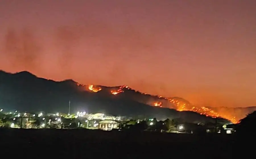 Imagen del incendio forestal activo que representa una emergencia para las comunidades de Textitlán y Amoltepec en la Sierra Sur de Oaxaca.