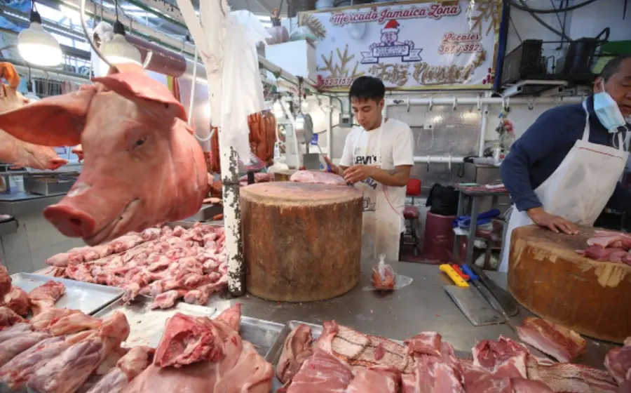 Varios cortes de carne en un mostrador de carnicería, ilustrando el aumento de precios del 16% registrado durante el mes de enero.