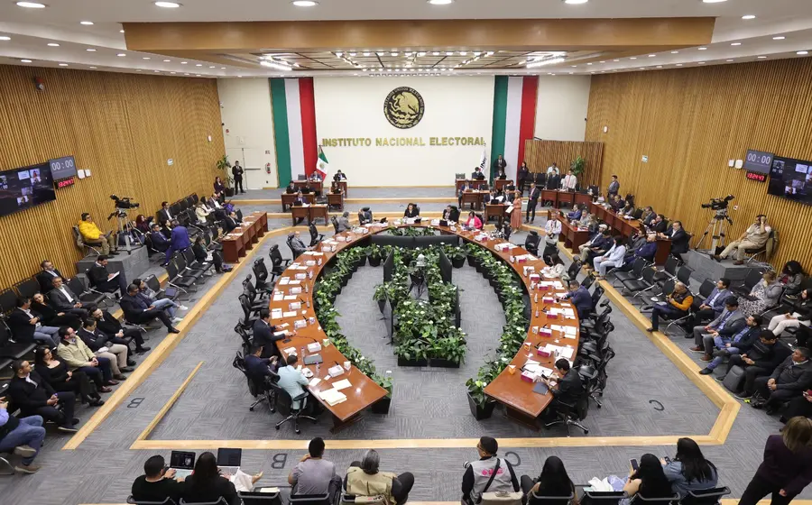El Instituto Nacional Electoral (INE) niega un hackeo masivo, asegurando la protección de sus bases de datos ante información sin verificar.