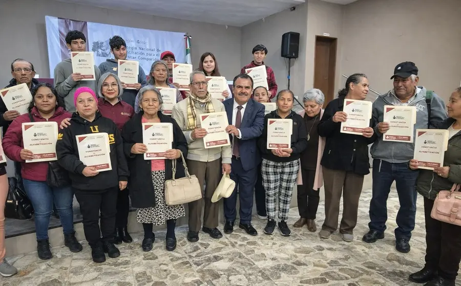 El director general del INEA entrega constancias de alfabetización a personas jóvenes y adultas en Nuevo León para combatir el analfabetismo.