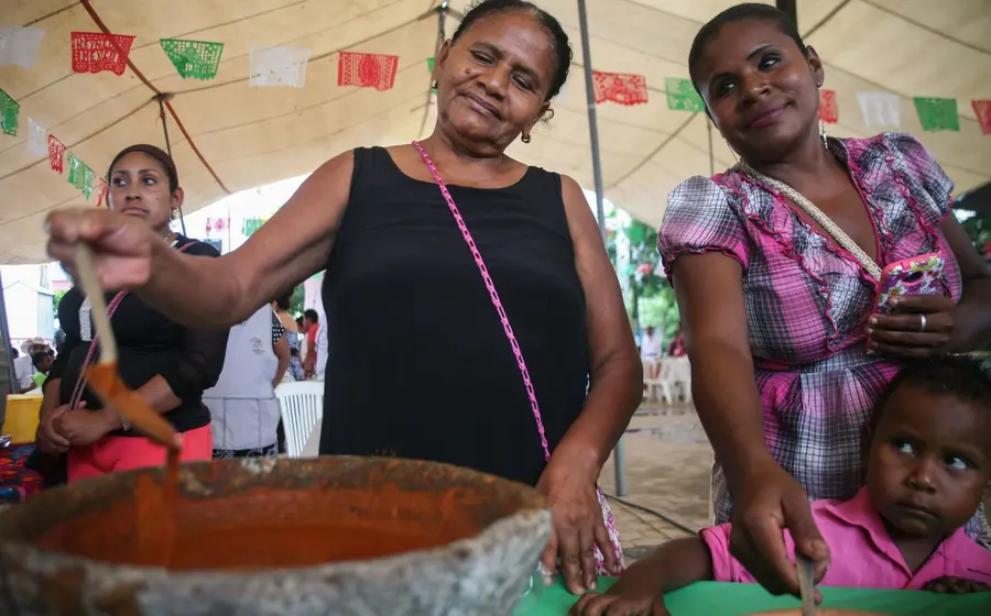 Miembros de la comunidad afrodescendiente participan en la presentación de la iniciativa de ley que busca garantizar los derechos de los pueblos indígenas y afros.