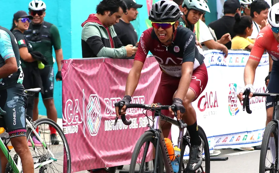 Un grupo de ciclistas en la línea de salida, iniciando la competencia en la modalidad de ruta para el evento olímpico.