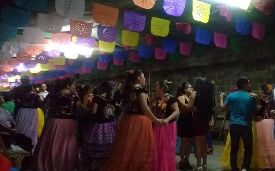 Un baile tradicional engalana las calles durante la calenda y convite que marcan el inicio de la festividad en honor a San Blas.