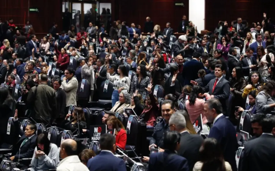 Un total de 419 diputados y 78 senadores reunidos en el Palacio Legislativo de San Lázaro para el inicio del nuevo periodo ordinario de sesiones.