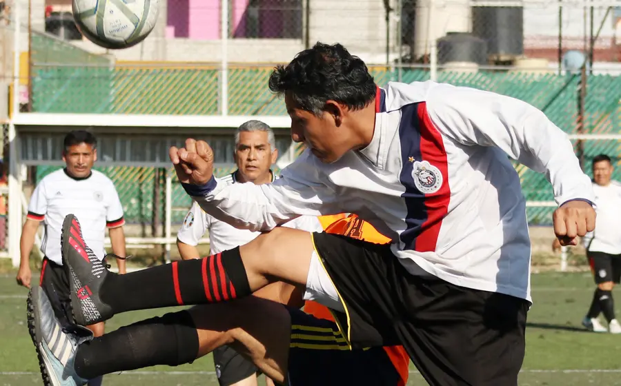 Jugadores en acción durante el partido inaugural de la nueva temporada de la Liga Magisterial de Futbol 7.