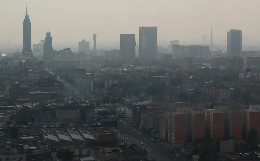 Una vista panorámica de una inmensa ciudad repleta de edificios, casas y calles de concreto, un ejemplo de la expansión urbana desmedida.