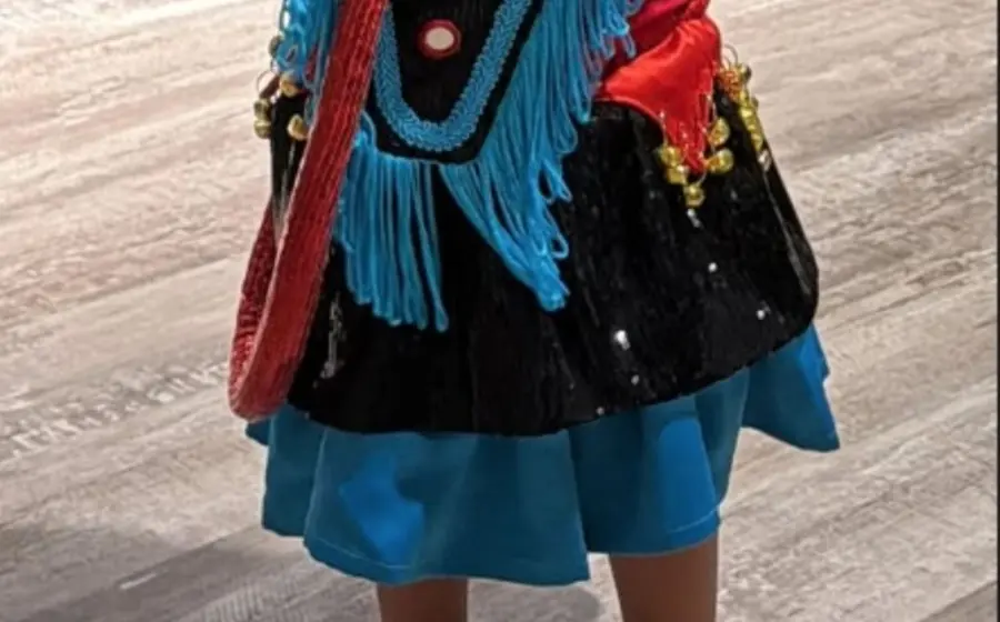 Inti, la hija de Cazzu, posa en una conmovedora fotografía luciendo la vestimenta tradicional de la provincia de Jujuy.