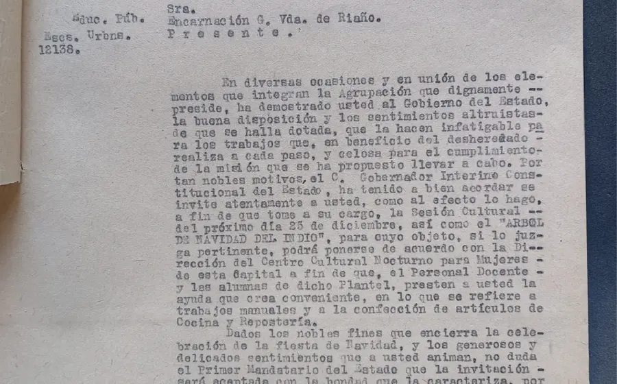 Fotografía de una invitación antigua para la Sesión Cultural y el Árbol de Navidad en Oaxaca, fechada el 25 de diciembre de 1927.