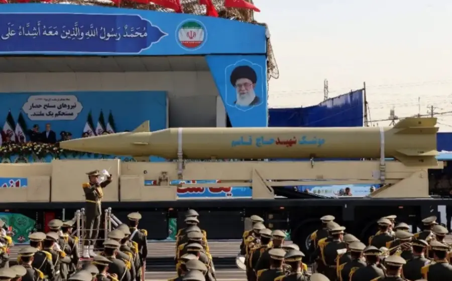Irán despliega su nuevo misil balístico Khorramshahr 4, el cual tiene un alcance de 2 mil kilómetros y es operado por la Guardia Revolucionaria.