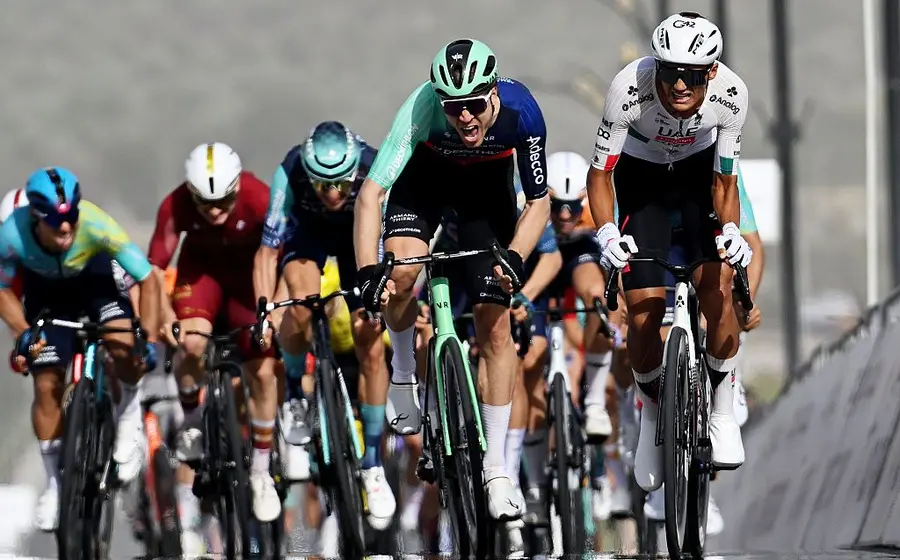 El ciclista mexicano Isaac del Toro levanta los brazos en señal de victoria tras ganar en el sprint la Etapa 1 del UAE Tour.
