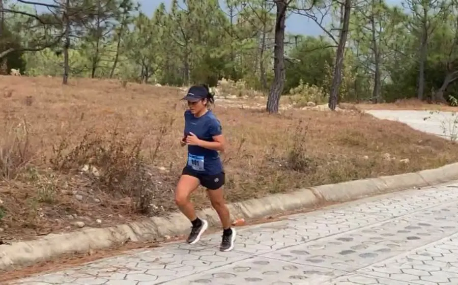 La corredora Jael Morales se acerca a la línea de meta durante la competencia de trail running celebrada en Santo Domingo Teozacoalco.