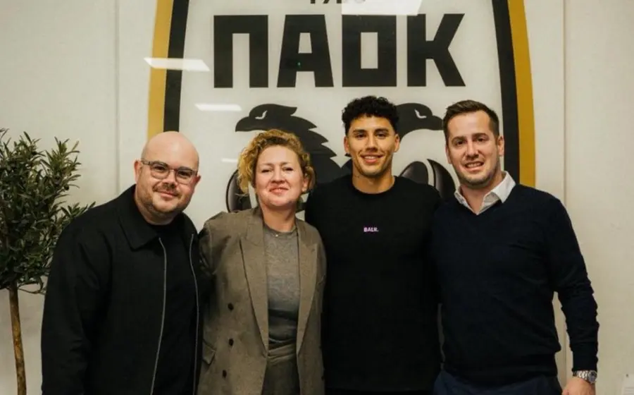 La directiva del PAOK de Grecia presenta oficialmente al futbolista mexicano Jorge Sánchez como su nuevo refuerzo para la temporada en Europa.