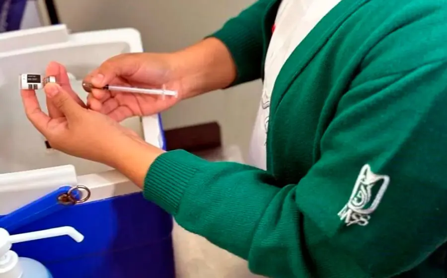 Una enfermera del IMSS aplica la vacuna contra el sarampión a un paciente durante la jornada intensiva que incluye primeras dosis y refuerzos.