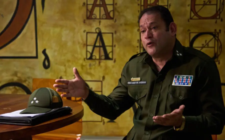 Juan Poey, jefe de la unidad antidrogas del Ministerio del Interior de Cuba, en una fotografía relacionada con el freno al tráfico de drogas.