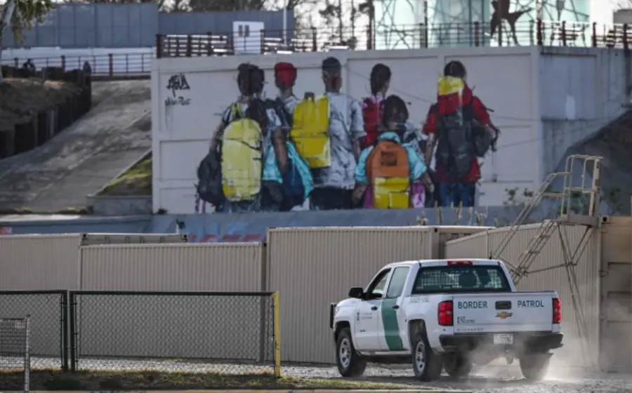 La política de deportaciones rápidas de EU, que enviaba migrantes a terceros países sin audiencias, fue derogada por orden de un juez.