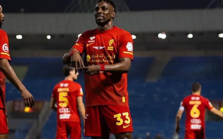 El futbolista Julián Quiñones celebra uno de sus goles después de anotar un impresionante triplete, mostrando su actuación imparable durante el partido.