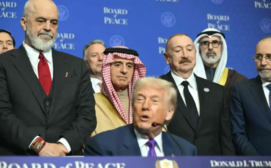 Una Junta de Paz acuerda el despliegue militar de cinco países y la inversión económica de nueve naciones para la región de Gaza.