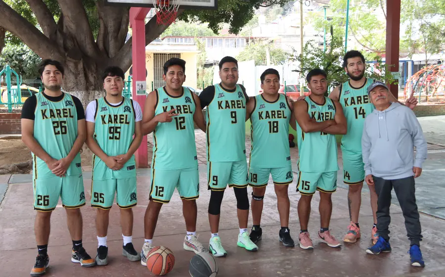 El equipo de basquetbol Karel, que se coronó como campeón, celebra un contundente triunfo obtenido durante el partido.