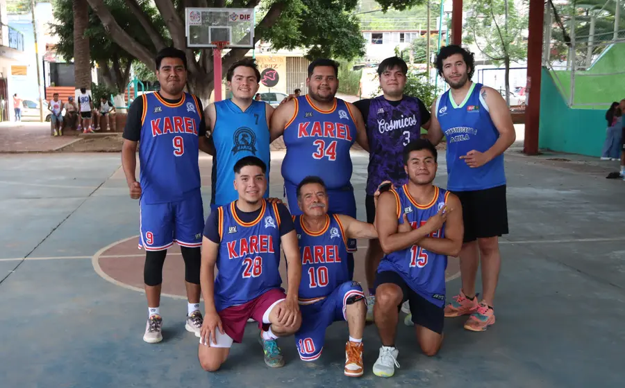 El jugador de básquetbol Karel se muestra en acción durante un partido, demostrando por qué se le considera imparable y en plan grande.