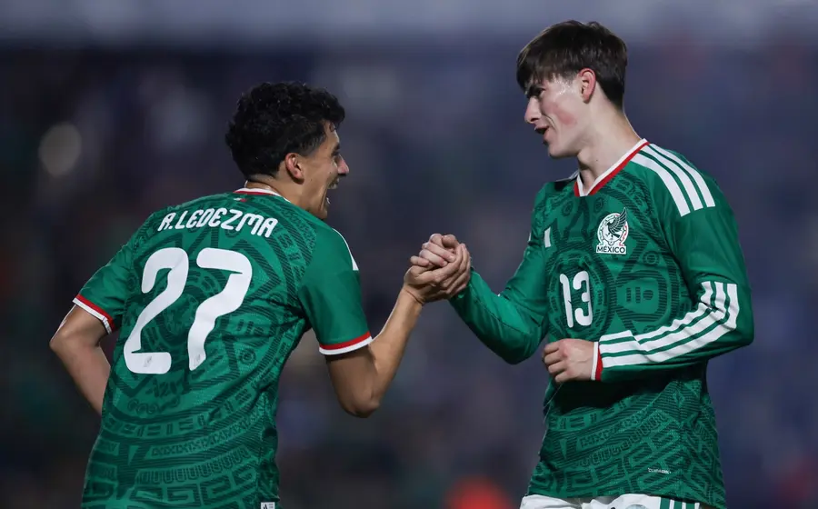 Los futbolistas Ledezma y González, goleadores de la selección de México, celebran juntos una de sus anotaciones durante el partido.