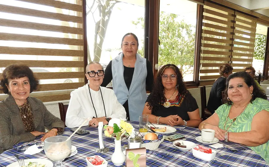 La presidenta Lilia Hernández Díaz, sentada al centro, comparte un momento con Juan Carlos Ramírez, Gabriela Quevedo y Floricel Toledo González.