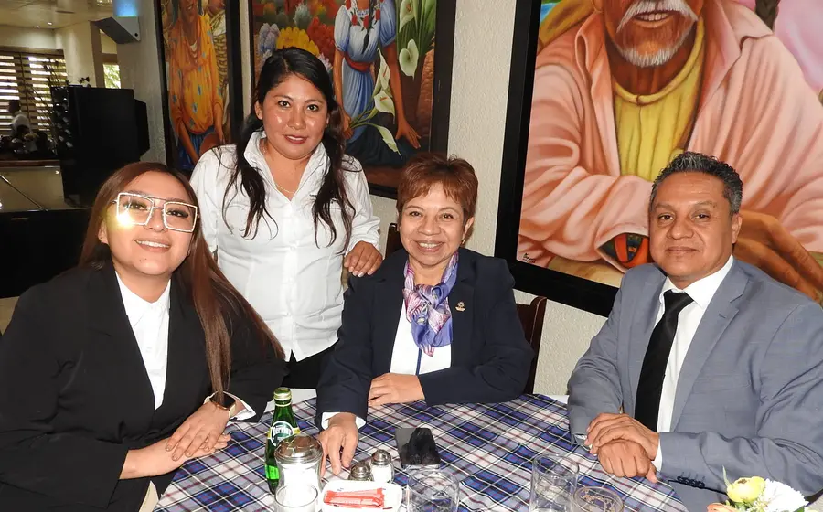 La contadora Lilia Hernández Díaz, presidenta, posa al centro junto a Juan Carlos Ramírez Reyes, Gabriela Quevedo y Floricel Toledo González en una reunión.