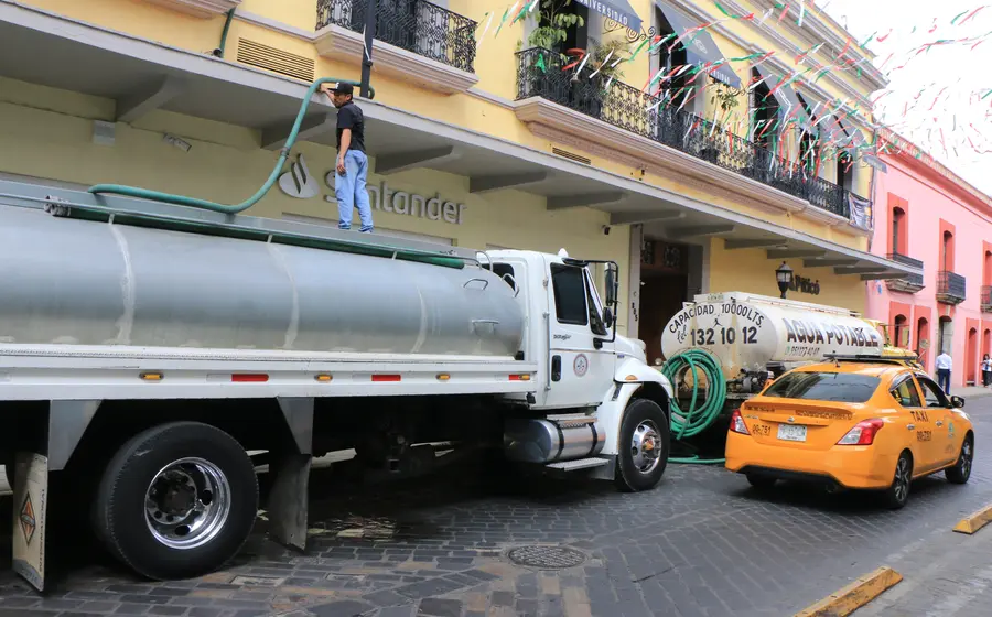 Un vehículo pesado circula por una calle de la capital, poniendo en evidencia el debate actual sobre la seguridad peatonal en la ciudad.