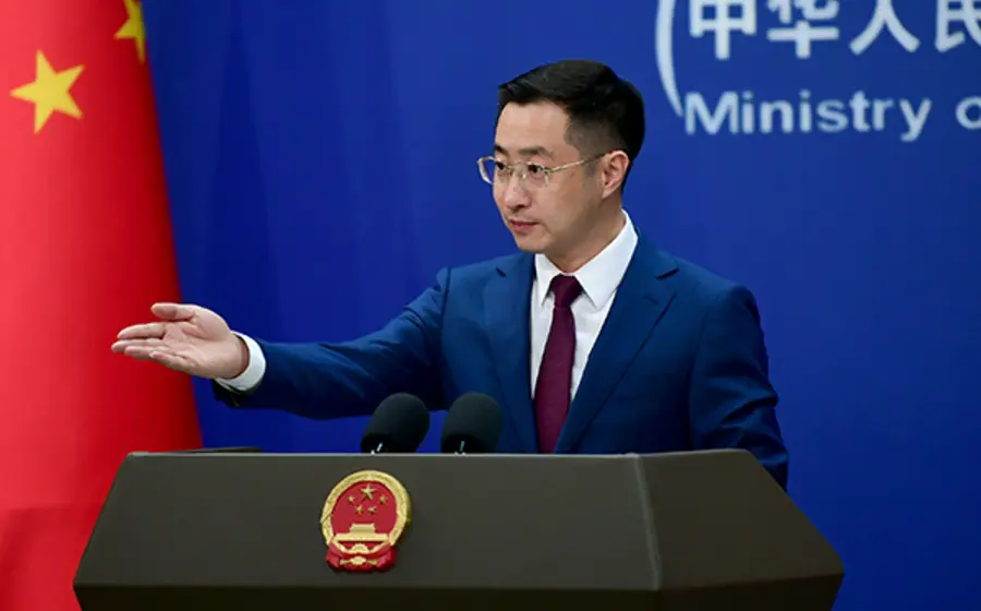 Lin Jian, portavoz del Ministerio de Asuntos Exteriores de China, en una fotografía oficial mientras reitera el apoyo a Cuba por su crisis de combustible.