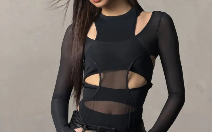 Lisa de BLACKPINK, la superestrella del K-Pop, en una foto promocional por su debut como diseñadora con su nueva colección de moda.